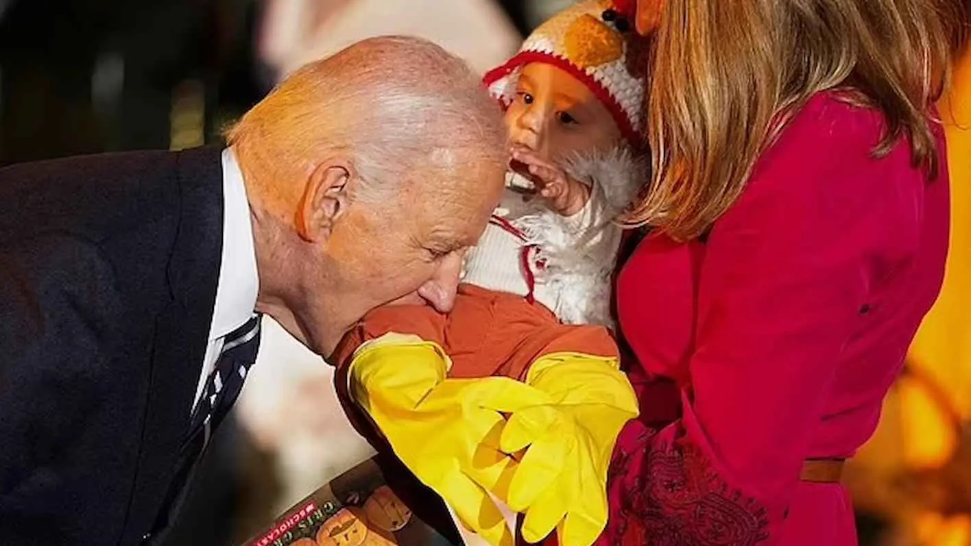 عضّ الأطفال في البيت الأبيض.. هكذا استمتع بايدن بالهالوين (فيديو)