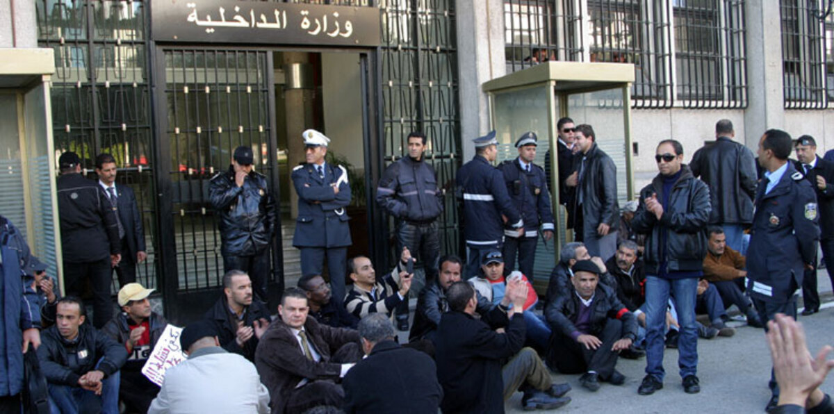 الحكومة التونسية تقاضي قيادات أمنية