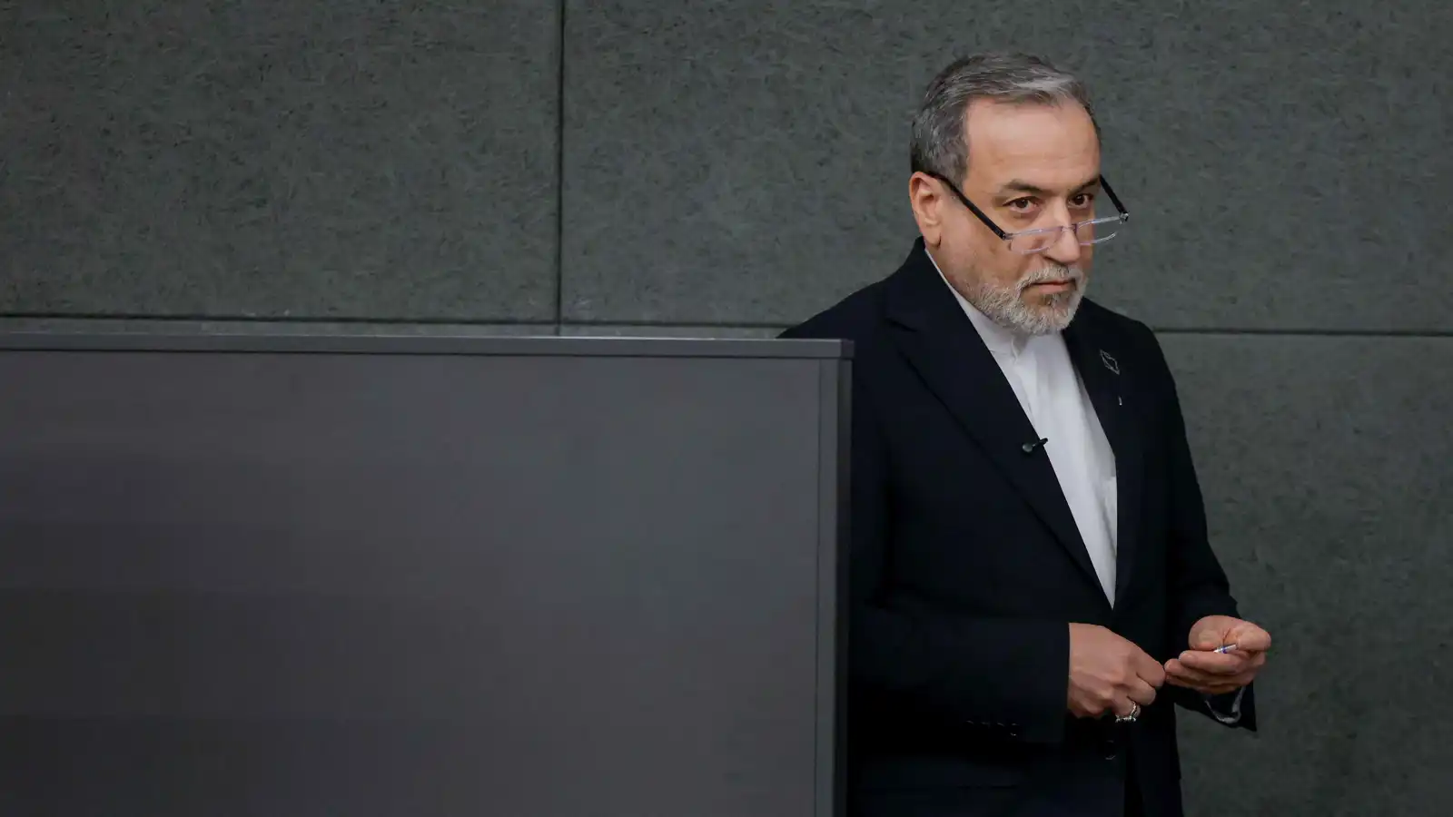 عراقجي بيحث مع نظيريه الباكستاني والعماني تطورات الحرب الإيرانية