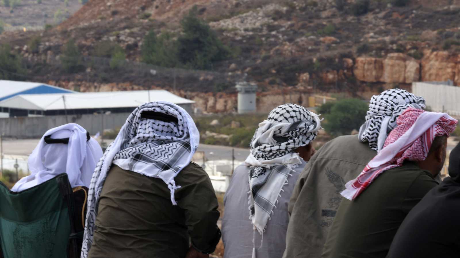 وصول أول حافلة تقل معتقلين فلسطينيين إلى قطاع غزة (فيديو)