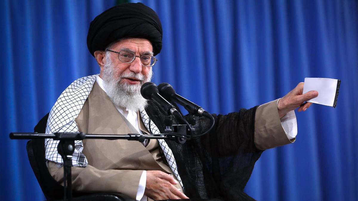 خامنئي ينشر تغريدة بالذكرى الـ13 لإعدام صدام حسين.. فماذا قال؟