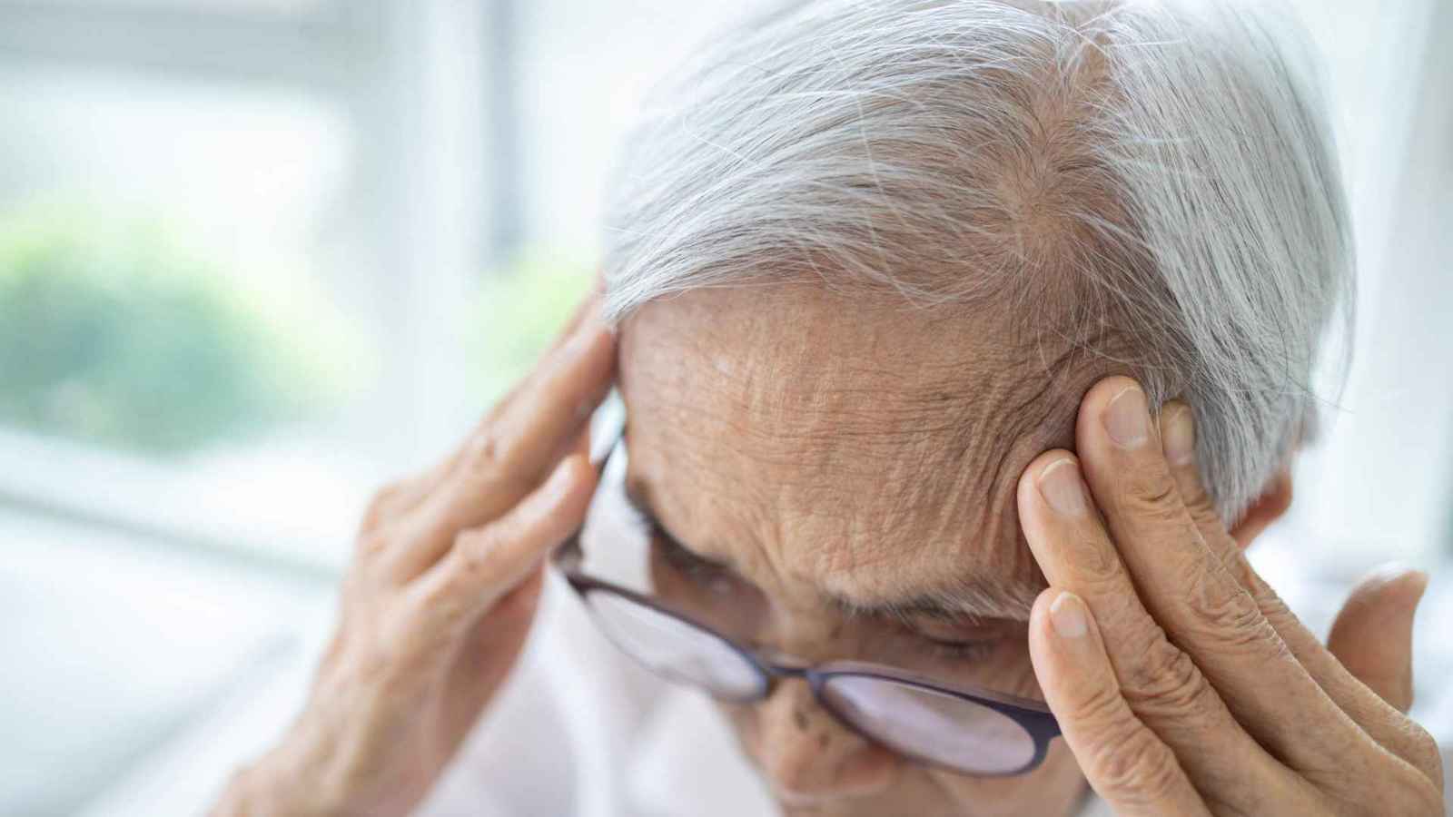 يتطلب علاجا سريعا.. "الصداع النصفي" لدى كبار السن