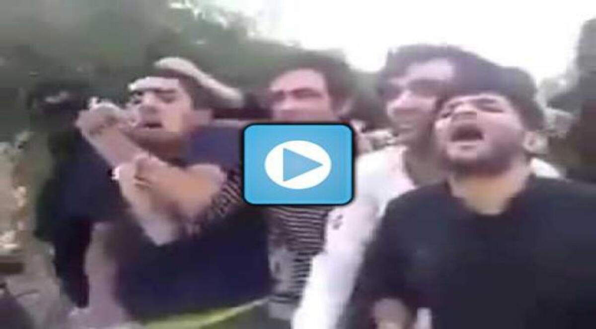 الشرطة الإيرانية تعذب معتقلين في الشوارع