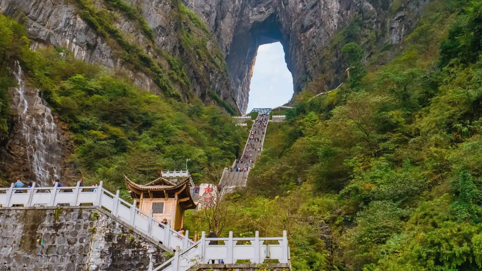 مغامرة مصرية على جبل تيانمن.. رحلة شاقة إلى "بوابة الجنة" (فيديو)