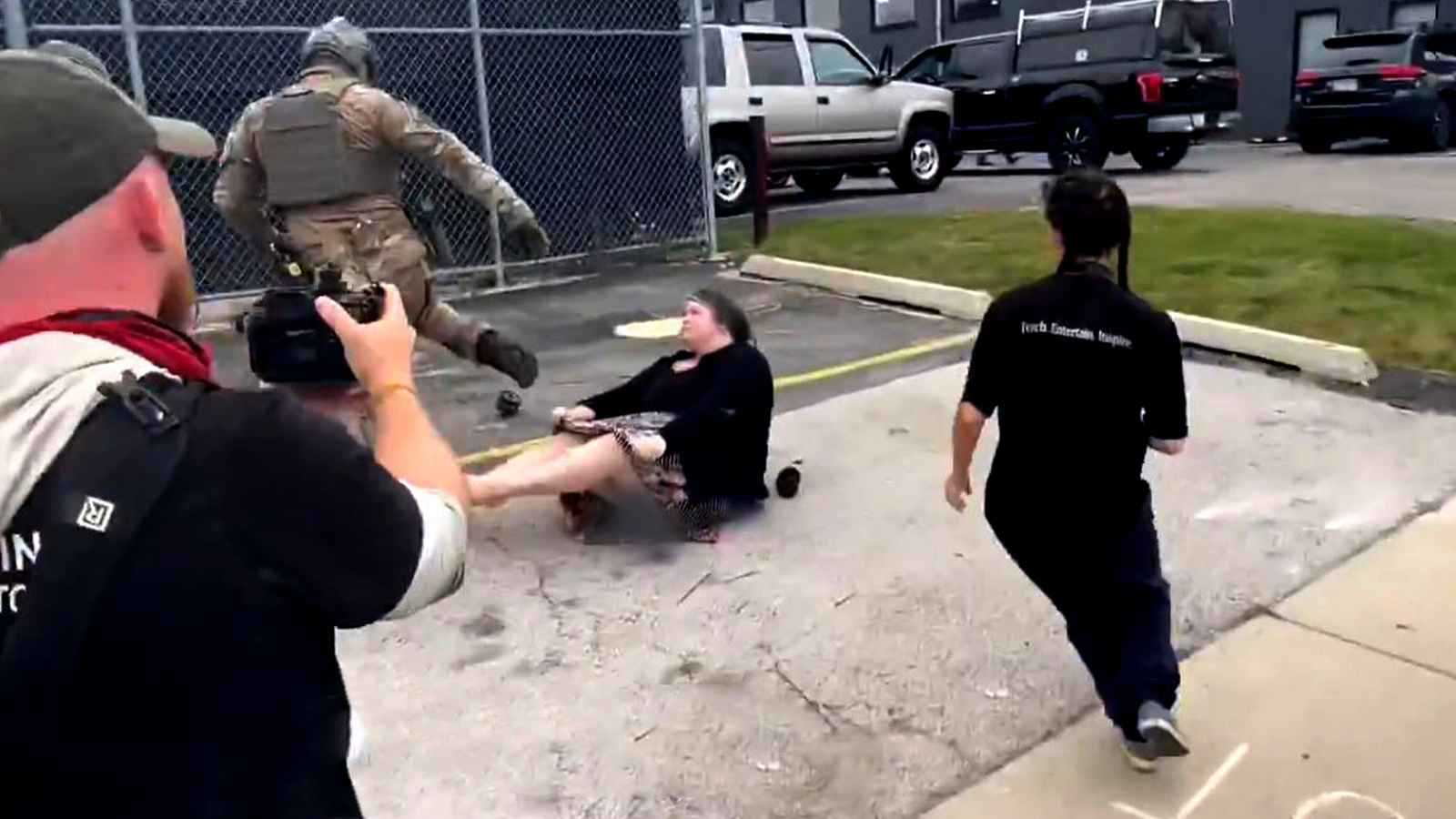 "اعتداء وحشي".. جنود أمريكيون يقمعون امرأة بقسوة خلال احتجاج (فيديو)