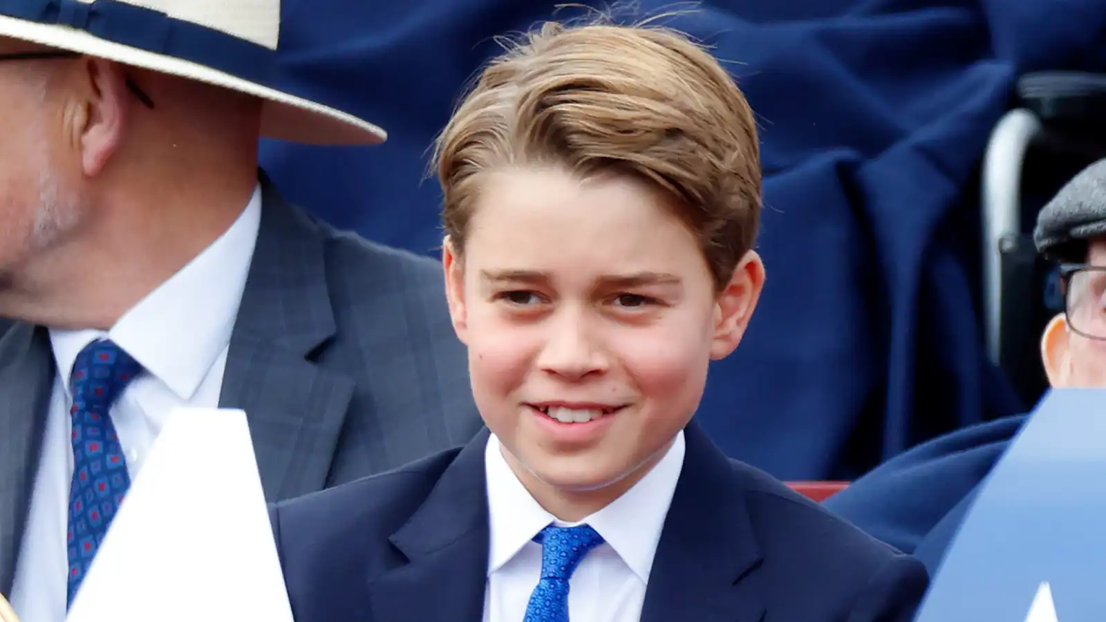 على خطى جدته قبل 32 عاما.. الأمير جورج يزور مأوى للمشردين (صور)