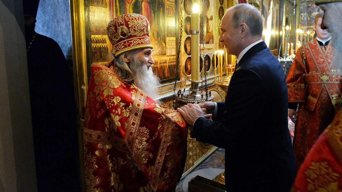 "مقرب من بوتين".. رجل دين بارز يحلق فوق روسيا لتطهيرها من كورونا 