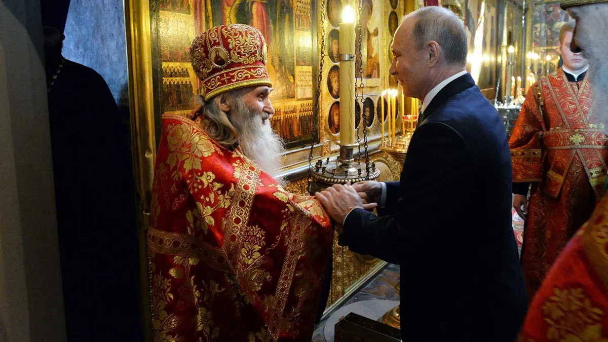 "مقرب من بوتين".. رجل دين بارز يحلق فوق روسيا لتطهيرها من كورونا 