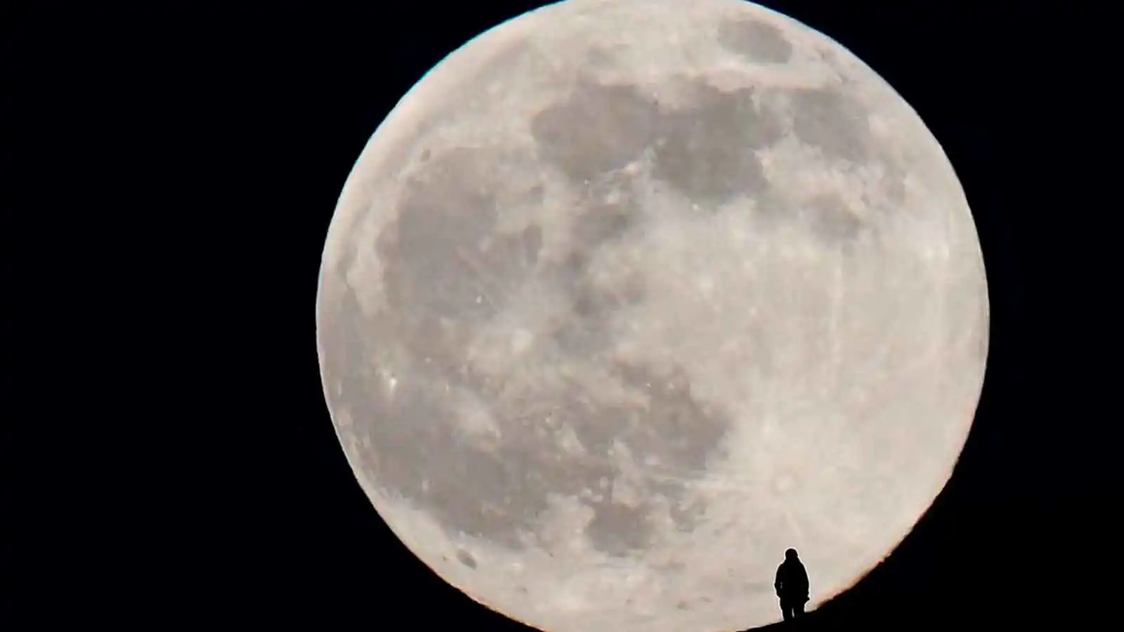 "قمر الثلج".. عندما يكتمل البريق في سماء فبراير