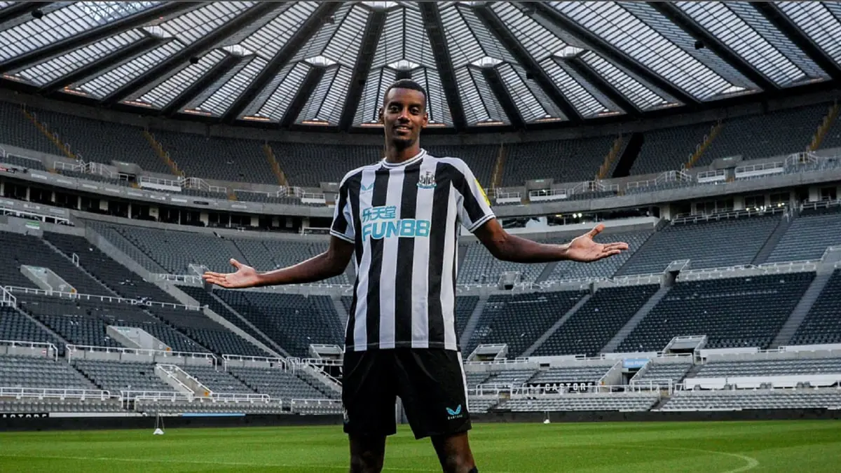 رسميا.. نيوكاسل يعلن التعاقد مع ألكسندر إيزاك