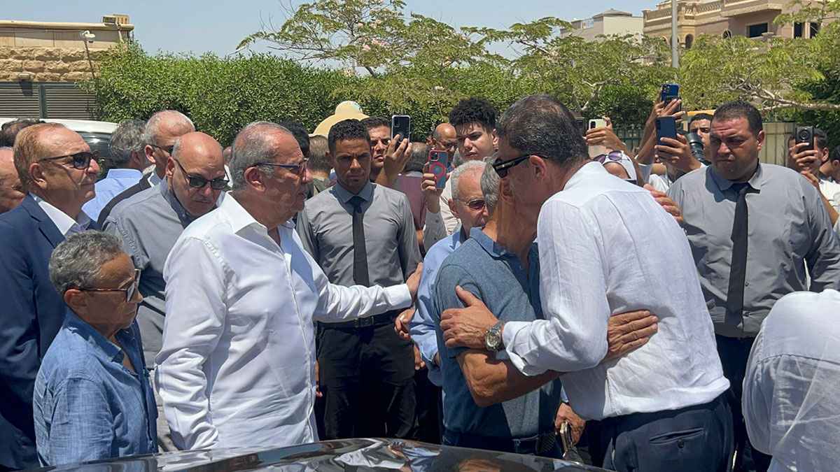 محمود طاهر يودع نجله المتوفَّى بعد الجنازة (صور)