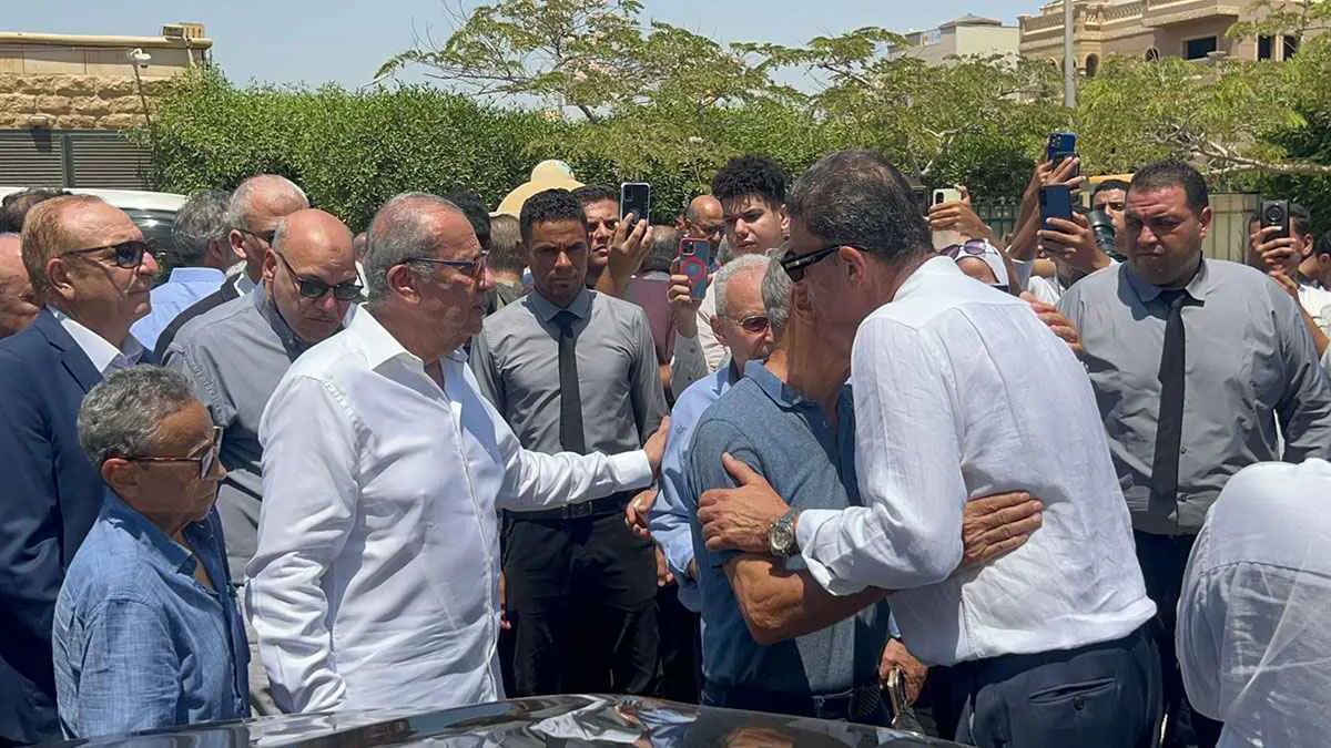 محمود طاهر يودع نجله المتوفَّى بعد الجنازة (صور)