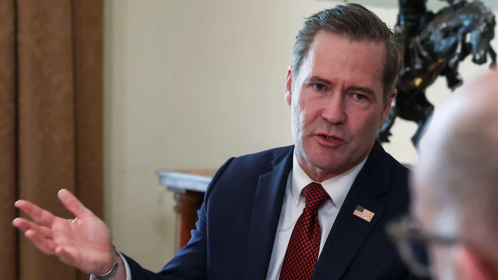 من سيخلف والتز في البيت الأبيض؟