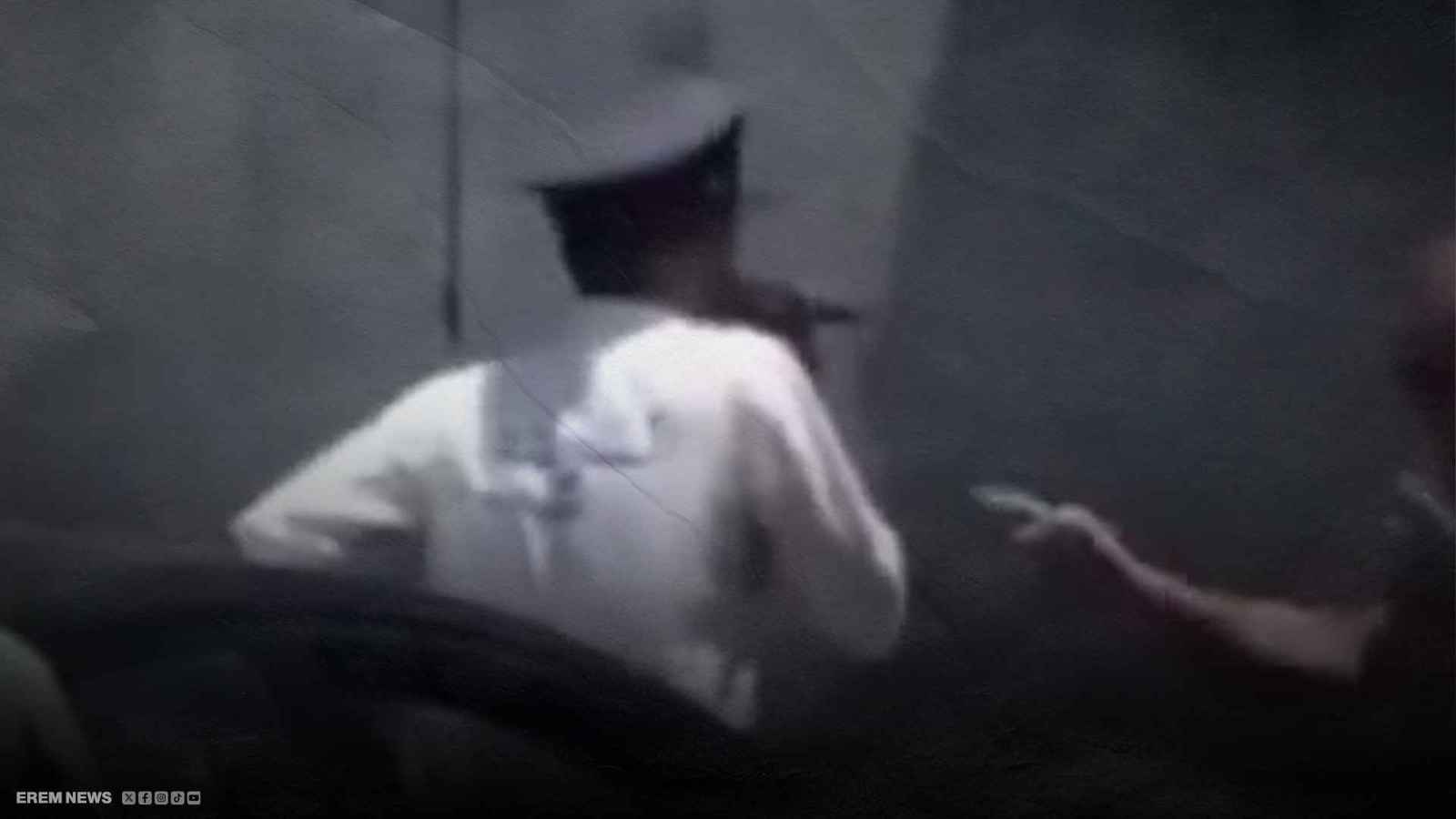 رفض الإلتزام بالقانون فجلس على سيارته