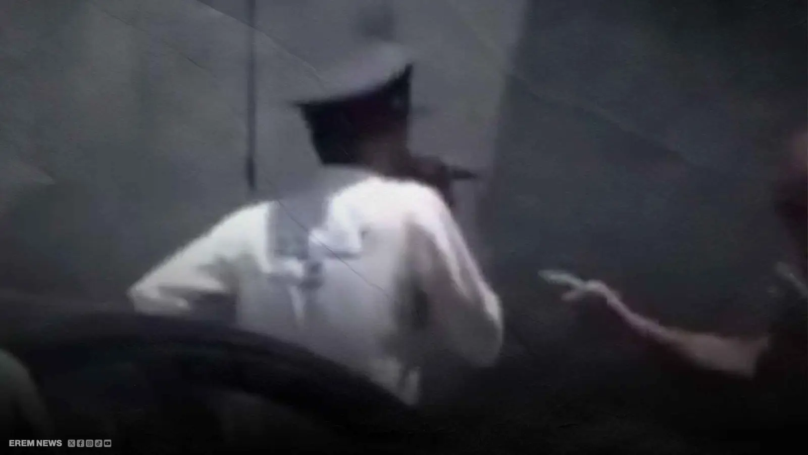 رفض الإلتزام بالقانون فجلس على سيارته