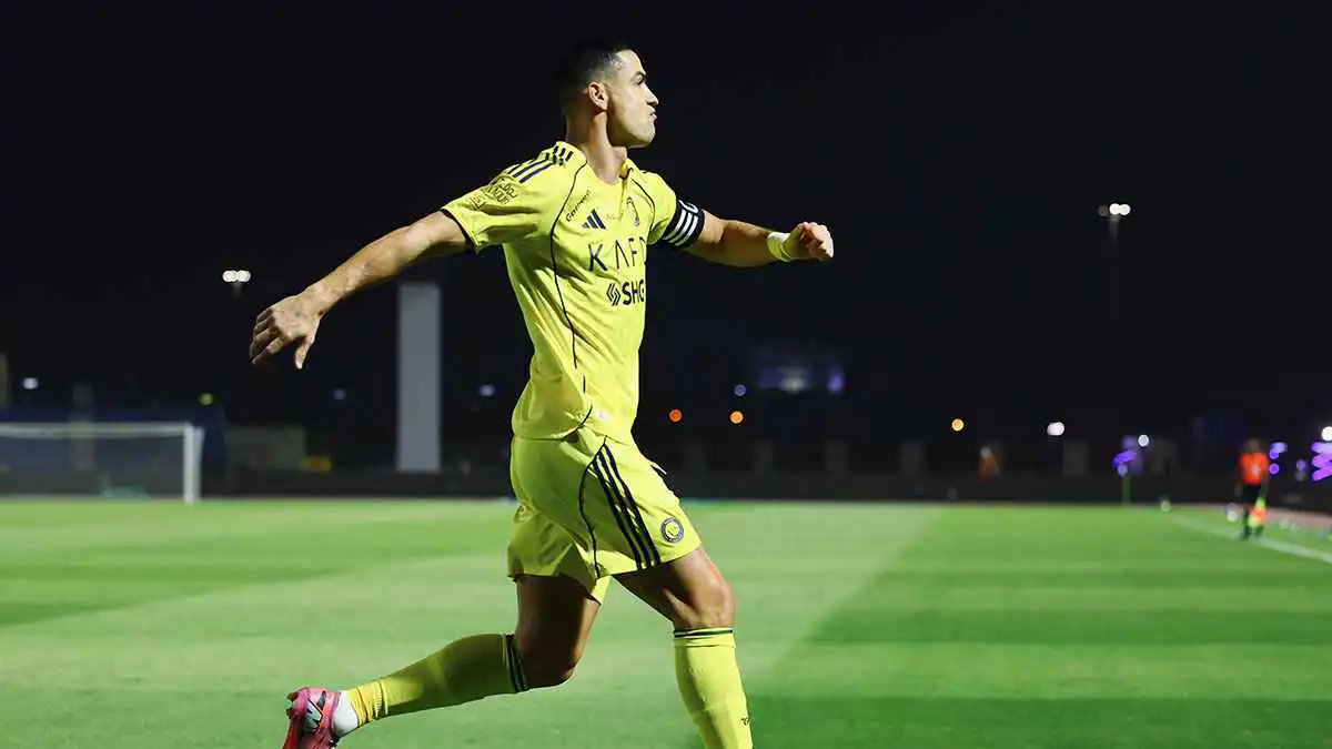 بعد ظهور الصوت.. هل أخطأ كريستيانو رونالدو في حديثه مع حكم مباراة نيوم؟ (فيديو)