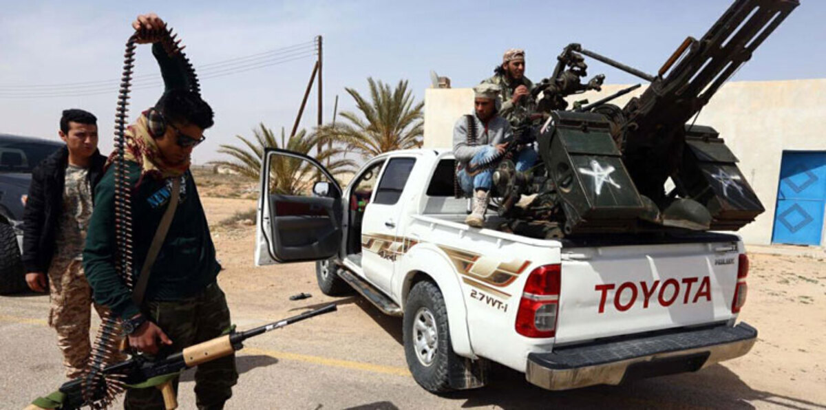 اشتباكات عنيفة في طرابلس الليبية وسط حركة نزوح كبيرة (فيديو)