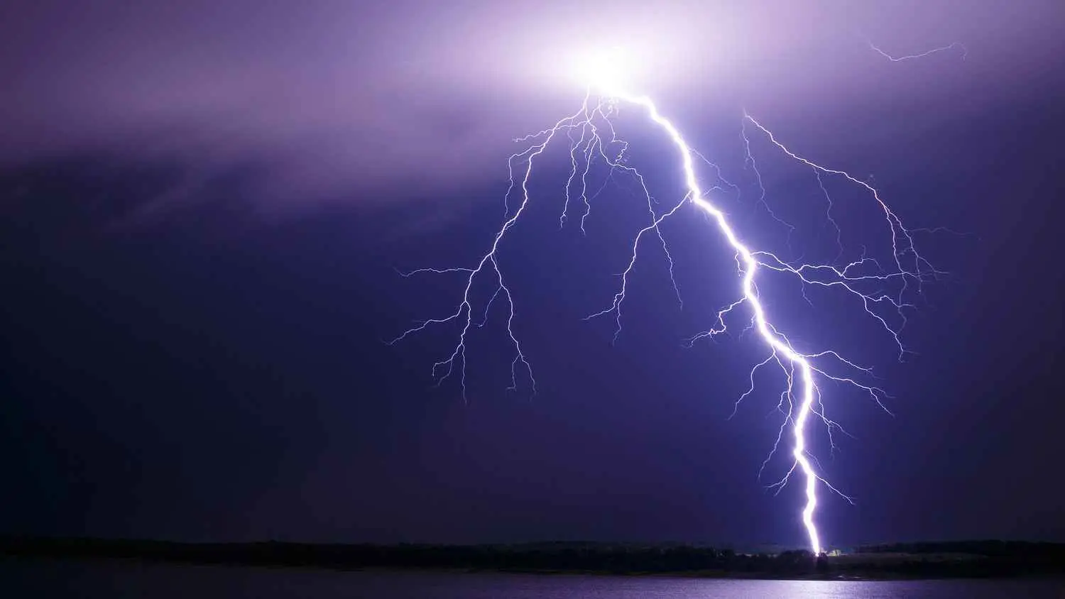 "معركة مع الطبيعة".. صاعقة تضرب سيارة شرطة (فيديو)