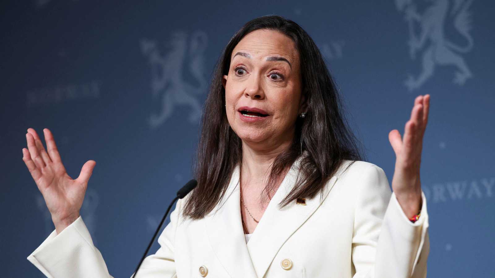 ماتشادو تتعهد بالعودة بجائزة نوبل إلى فنزويلا