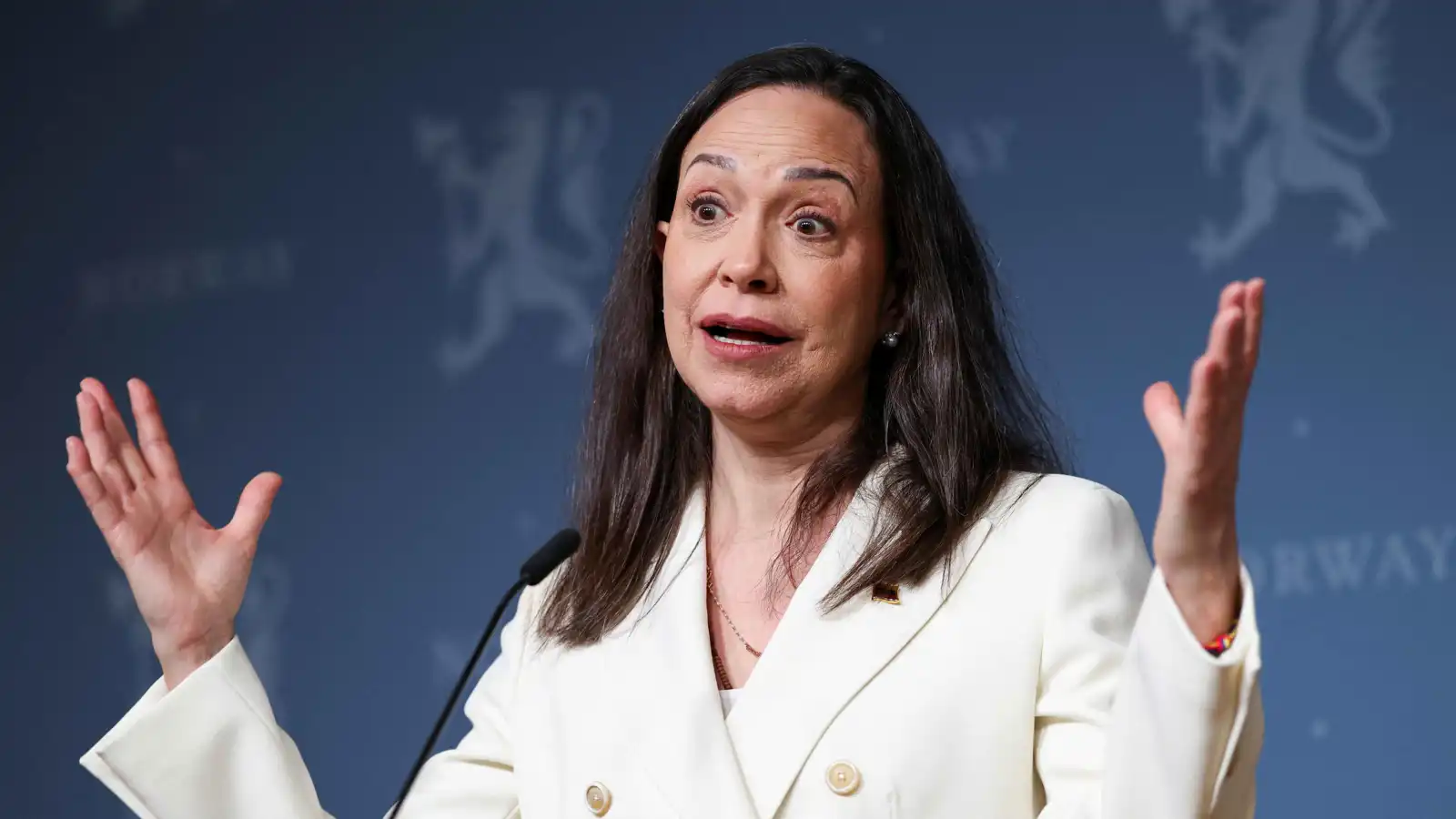 ماتشادو تتعهد بالعودة بجائزة نوبل إلى فنزويلا