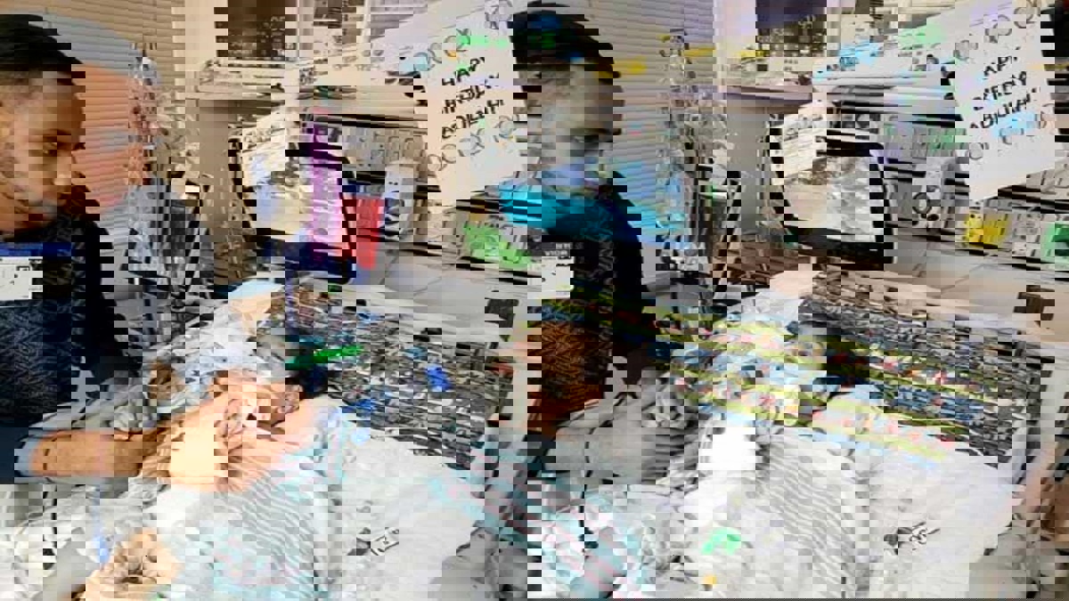 بعد أن منِحت استثناءً.. والدة الطفل اليمني المحتضر تصل أمريكا (فيديو)