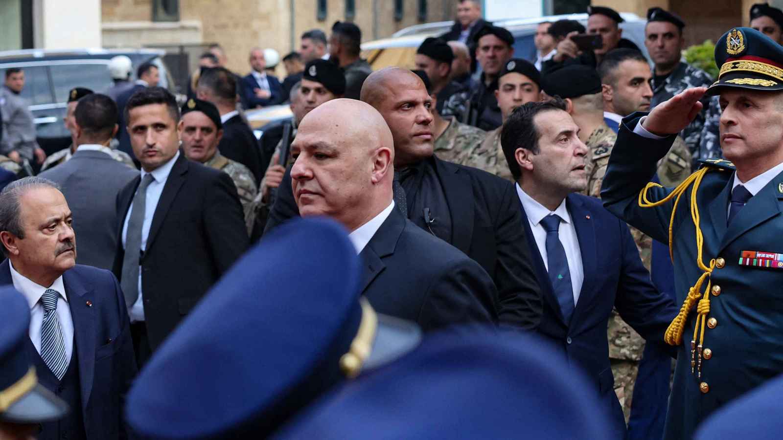 مرافق الرئيس عون يتصدر اهتمامات اللبنانيين.. ما القصة؟ (فيديو)