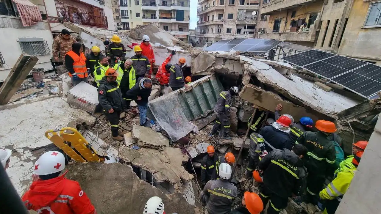 فرق الإنقاذ تحدد مكان الشابة "إليسار" بعد انهيار مبنى بطرابلس اللبنانية