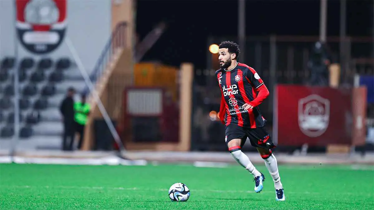 هدف غريب من عبدالله اليوسف خلال مباراة الرائد والتعاون (فيديو)