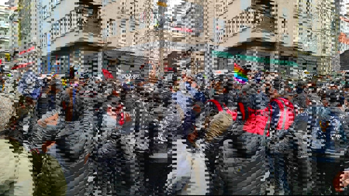 الشرطة التركية تقمع تظاهرة لطلاب احتجوا على اعتقال زملائهم (فيديو)