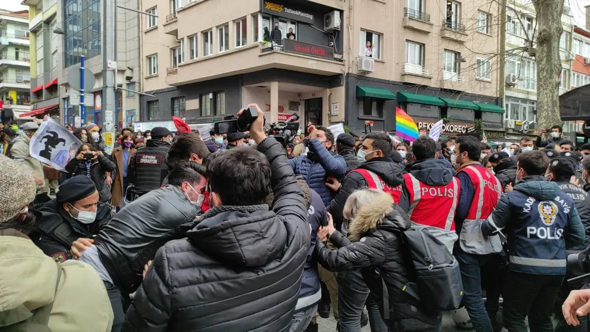 الشرطة التركية تقمع تظاهرة لطلاب احتجوا على اعتقال زملائهم (فيديو)