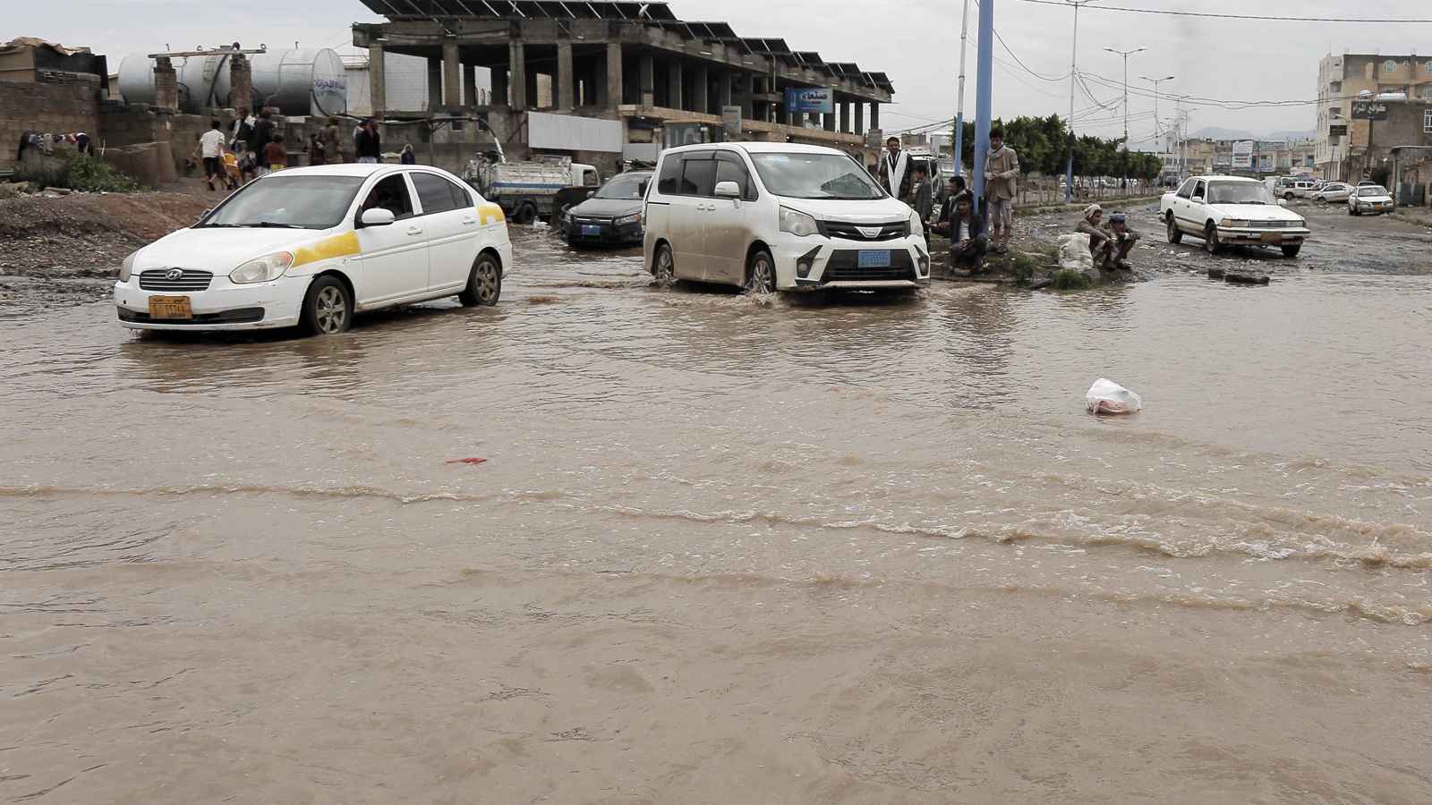 اليمن.. انتشال طفل "حيّ" وسط السيول الجارفة (فيديو)
