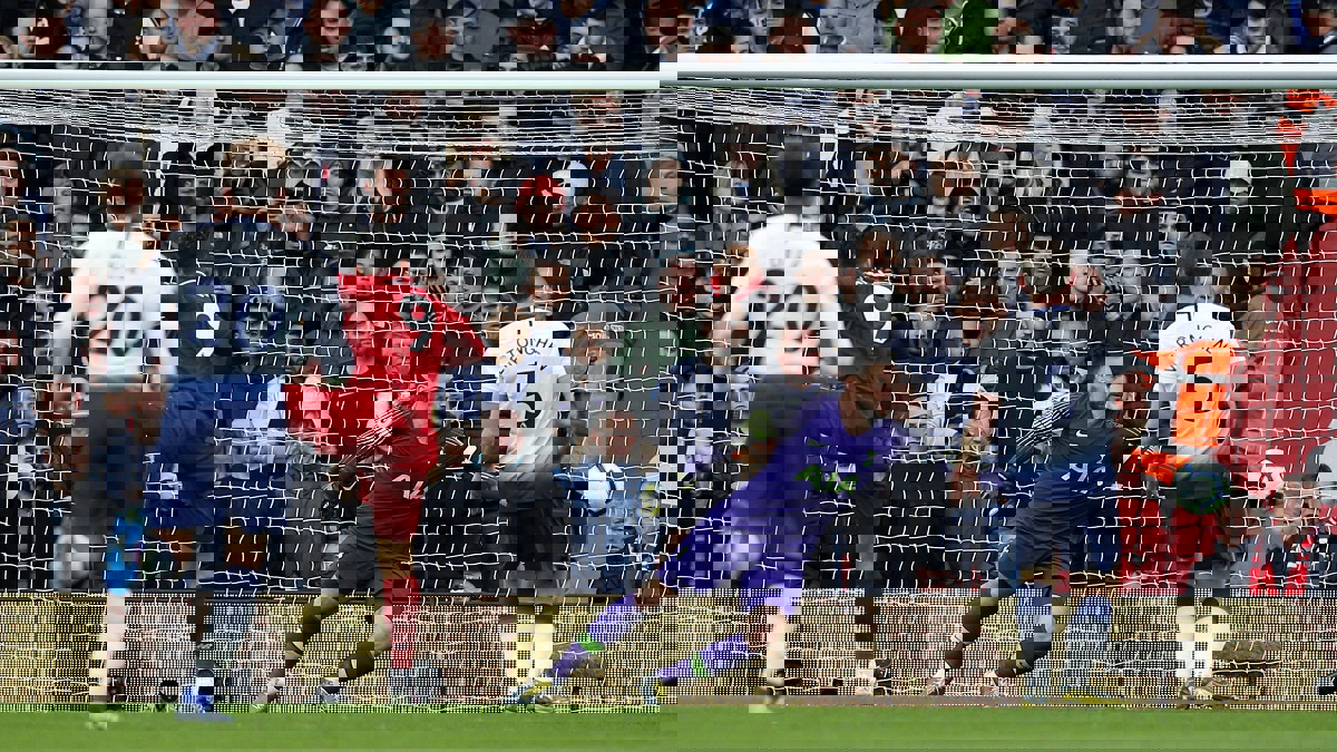 أهداف مباراة ليفربول وتوتنهام.. 2-1 للريدز (فيديو)