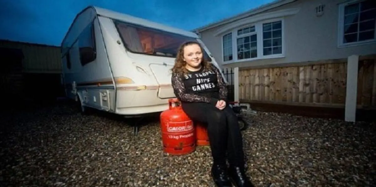 طفلة غجرية تتغلب بذكائها على العالم آينشتاين