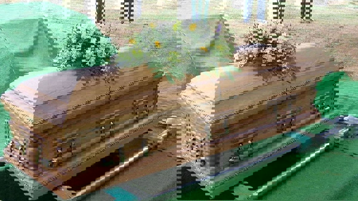 امرأة تعود من الموت وتضرب النعش بيدها لإنقاذها (فيديو)