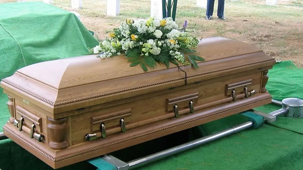 امرأة تعود من الموت وتضرب النعش بيدها لإنقاذها (فيديو)