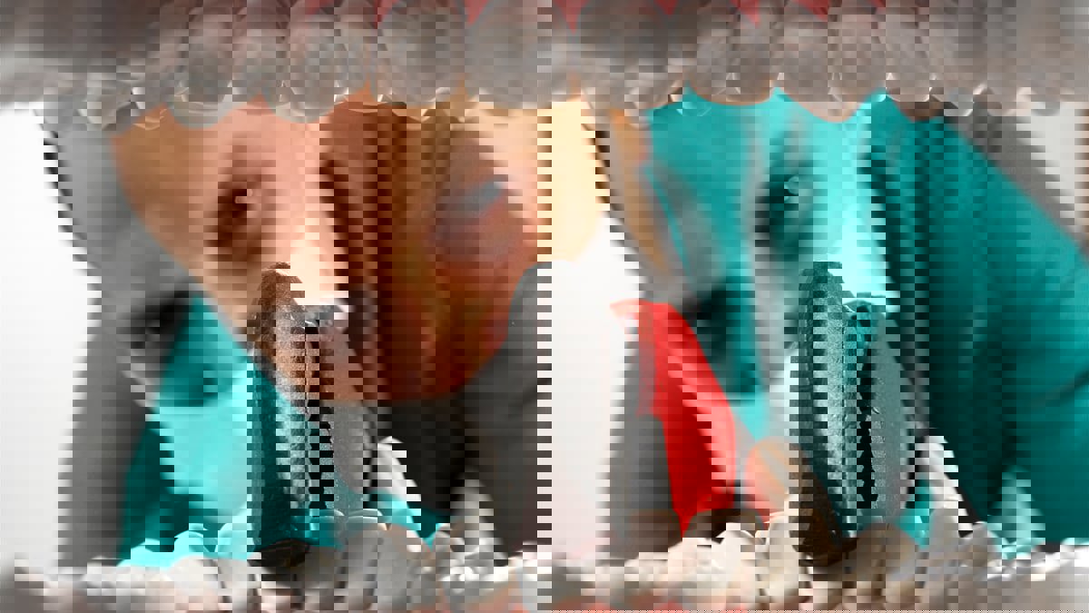 عامل نظافة ينتحل شخصية طبيب ويقتلع أسنان مريض دون داعٍ