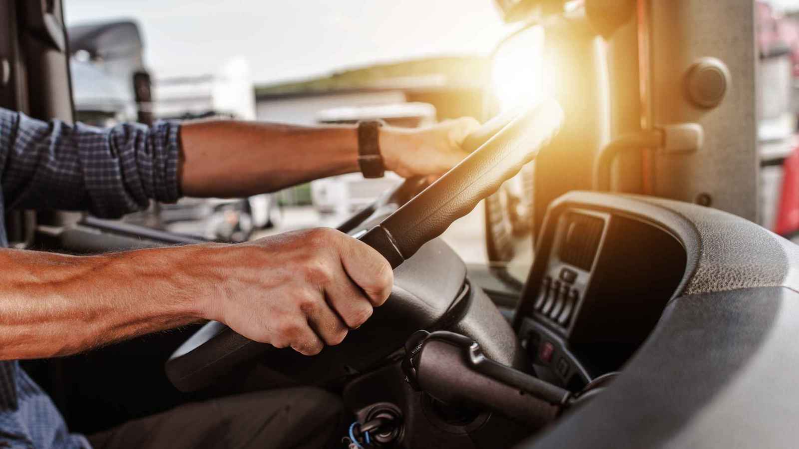 تحذير للسائقين.. اهتزاز الطريق يهدد الصحة