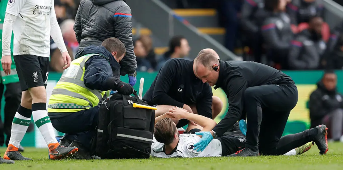 ظهر متكأً على عكازين.. هل يغيب آدم لالانا نجم نادي ليفربول عن منتخب إنجلترا في كأس العالم؟