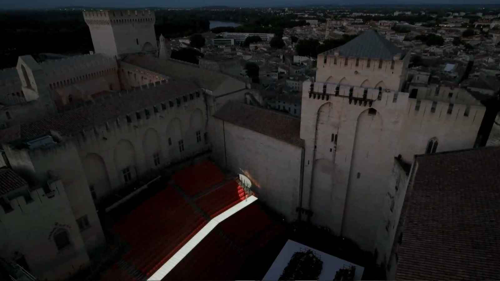 بحضور السيدة الأولى.. "قصر الباباوات" بفرنسا يحتضن عرضاً للأزياء الفاخرة (فيديو)