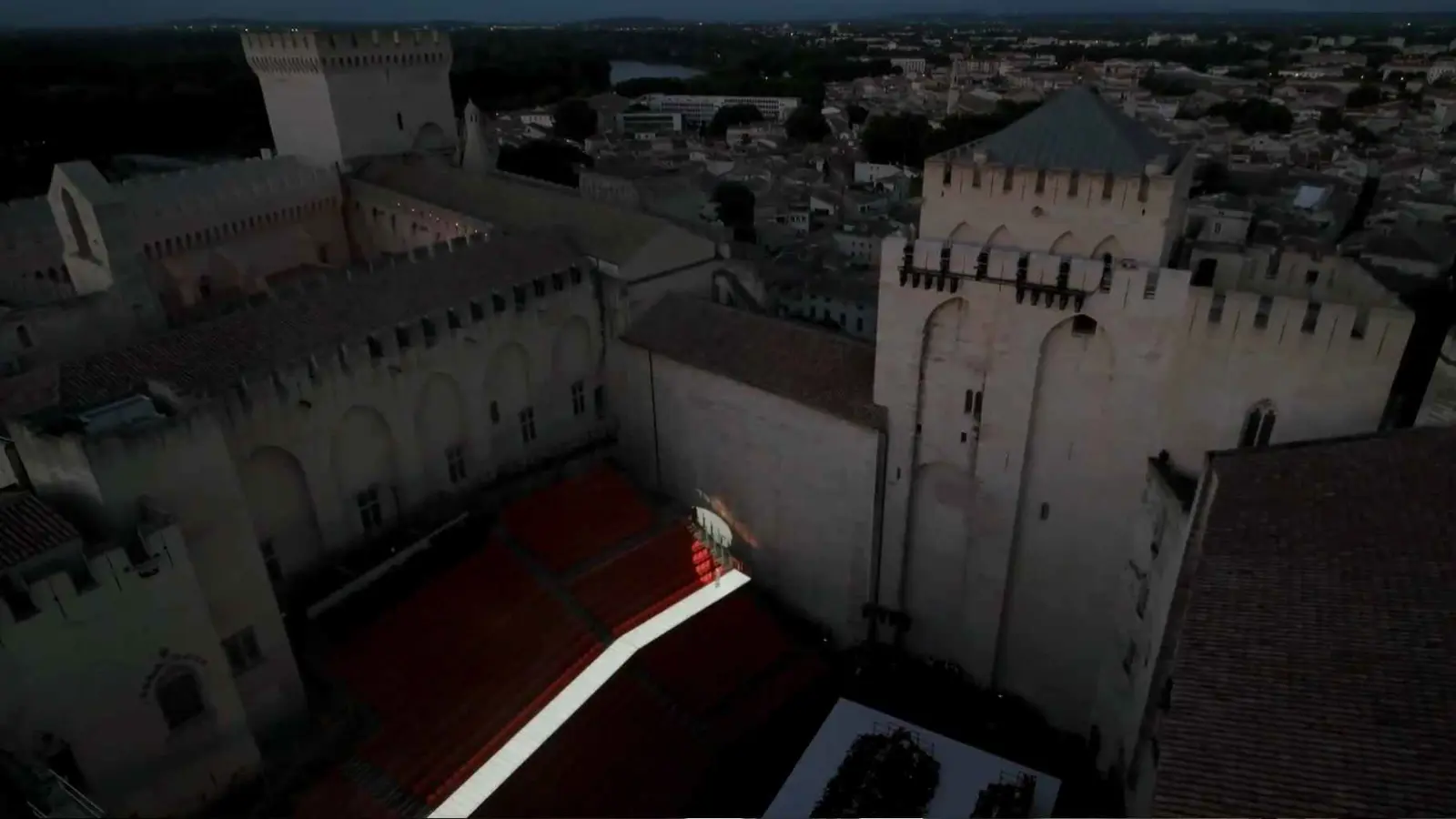 بحضور السيدة الأولى.. "قصر الباباوات" بفرنسا يحتضن عرضاً للأزياء الفاخرة (فيديو)