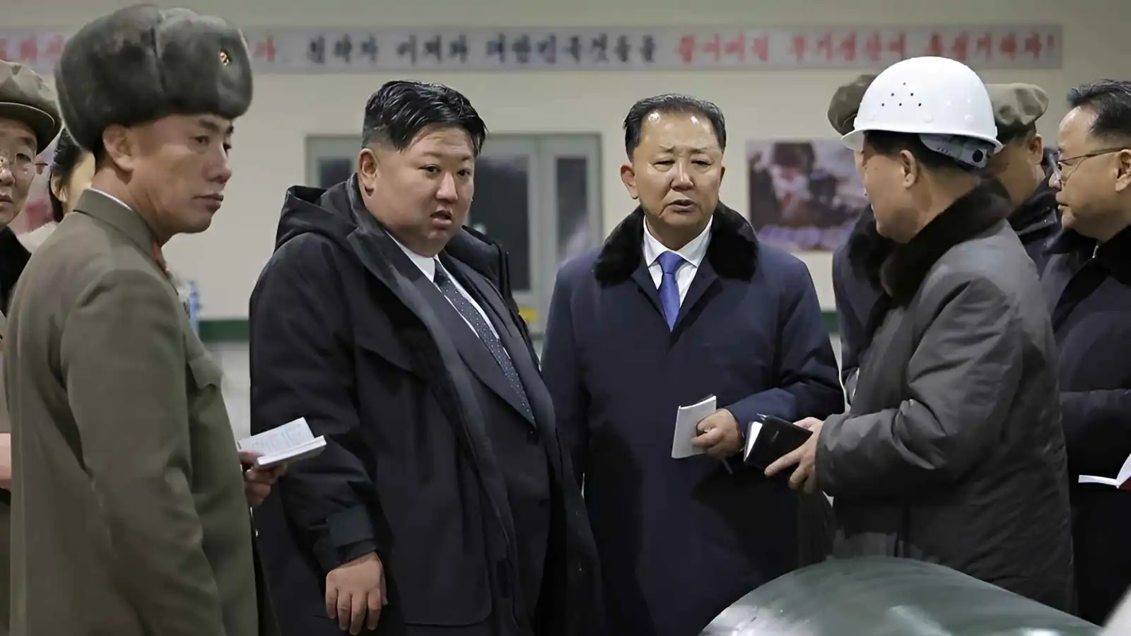 زعيم كوريا الشمالية يقود تجربة إطلاق صاروخ "سطح-جو" بعيد المدى