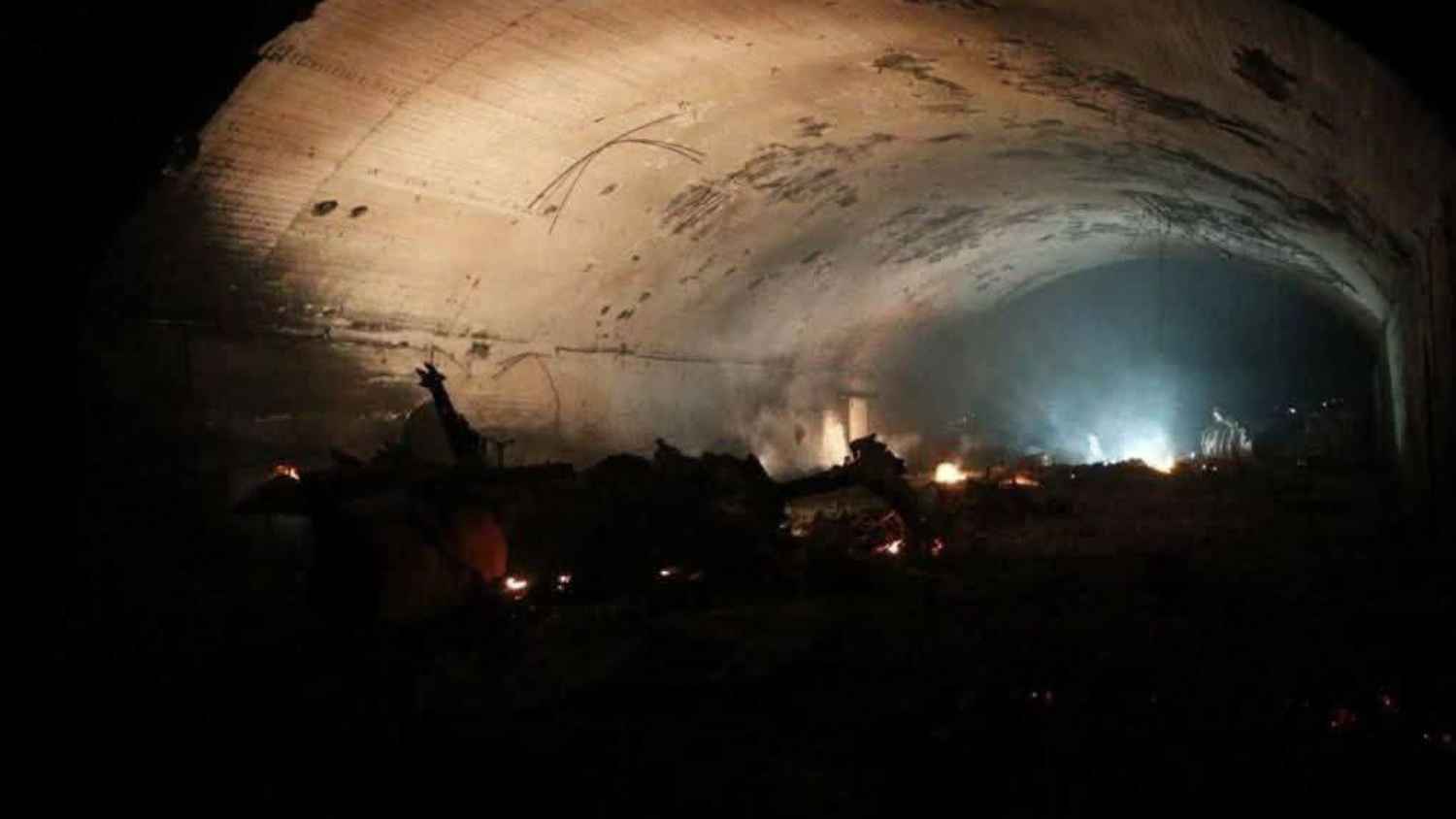 انفجارات عنيفة قرب مطار حماة.. وإذاعة الجيش الإسرائيلي تعلق (فيديو)