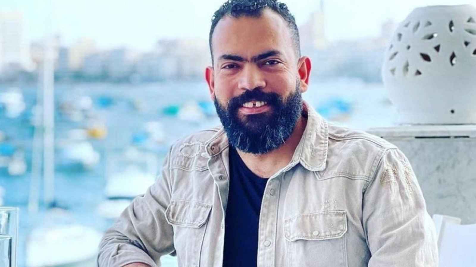 احتضنها بالذكاء الاصطناعي.. لقطة مؤثرة لخالد عليش مع ابنته (صورة)