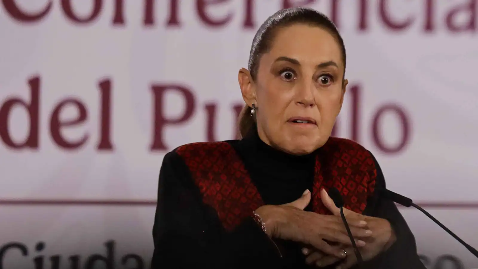 زلزال يفاجئ رئيسة المكسيك كلاوديا شينبوم خلال مؤتمر صحفي (فيديو)