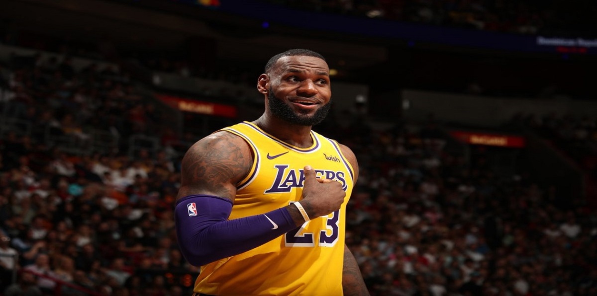 NBA.. ليبرون جيمس يسجل 51 نقطة في فوز ليكرز على هيت بدوري السلة الأمريكي