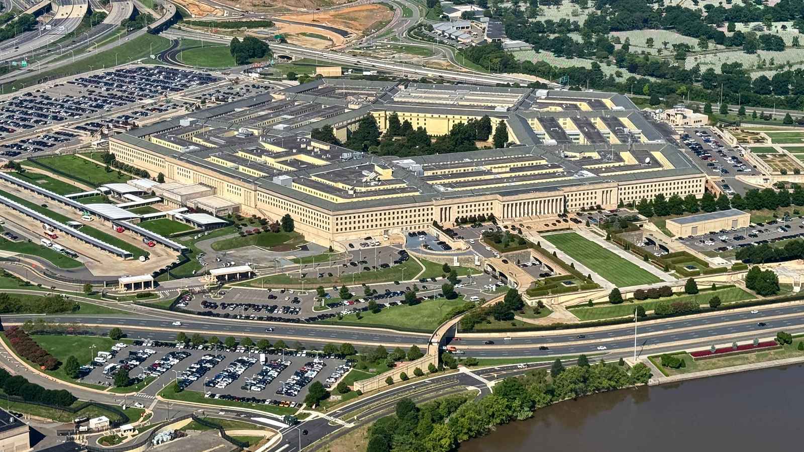 "البنتاغون": على الحكومة الأمريكية أن تحاور روسيا "لمنع حرب نووية"