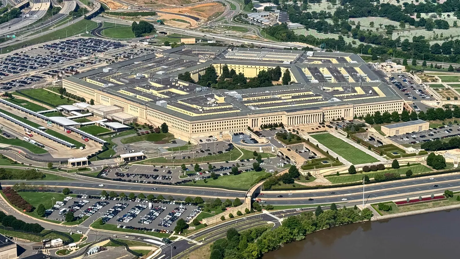 "البنتاغون": على الحكومة الأمريكية أن تحاور روسيا "لمنع حرب نووية"