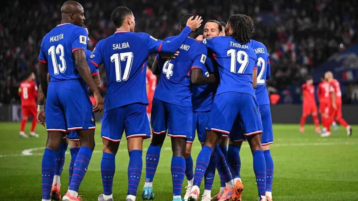 غيابات مؤثرة.. مدرب فرنسا يدفع بستة بدلاء أمام إيسلندا في تصفيات كأس العالم