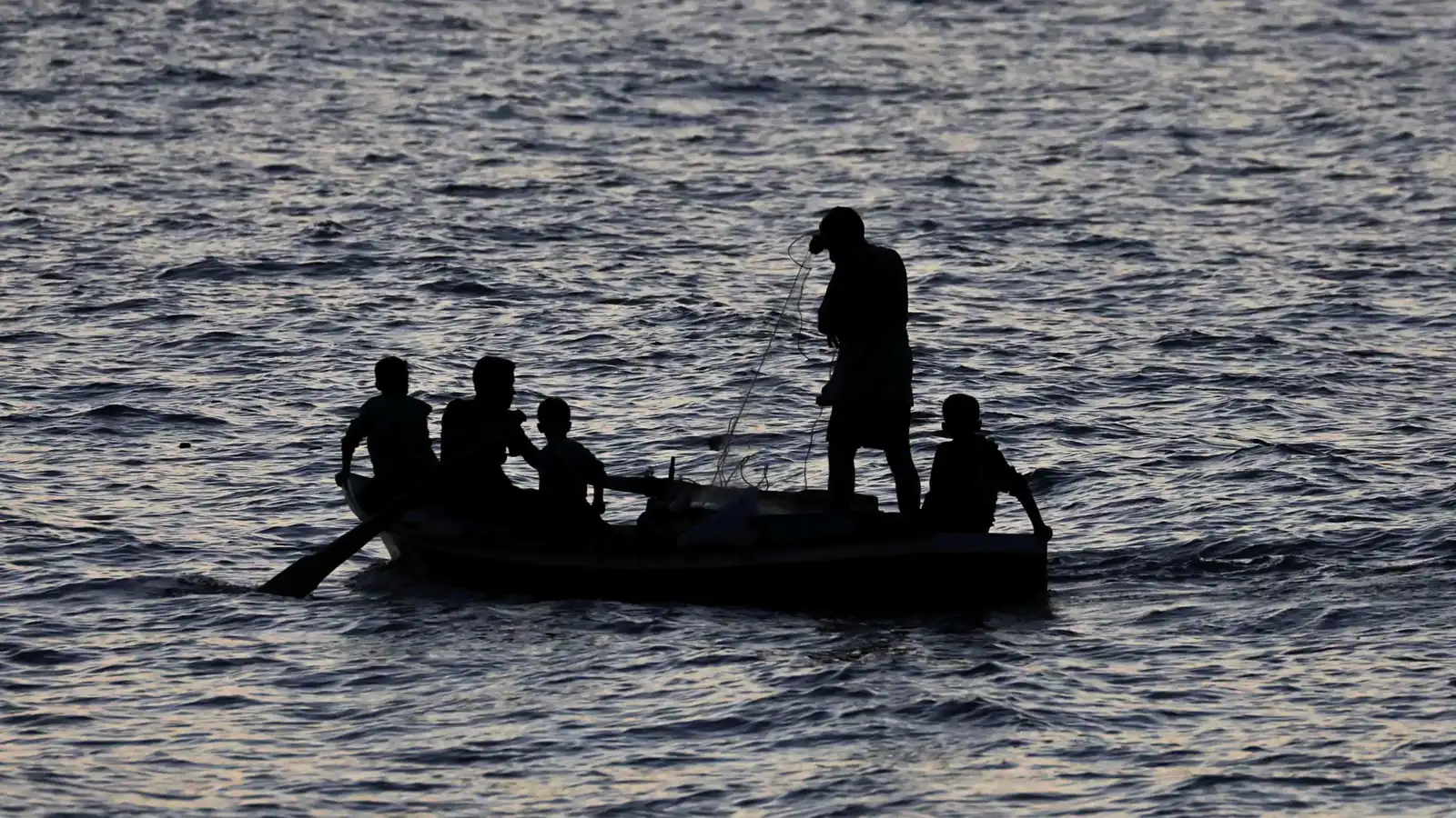 البحرية الإسرائيلية تعتقل 5 صيادين فلسطينيين قبالة غزة