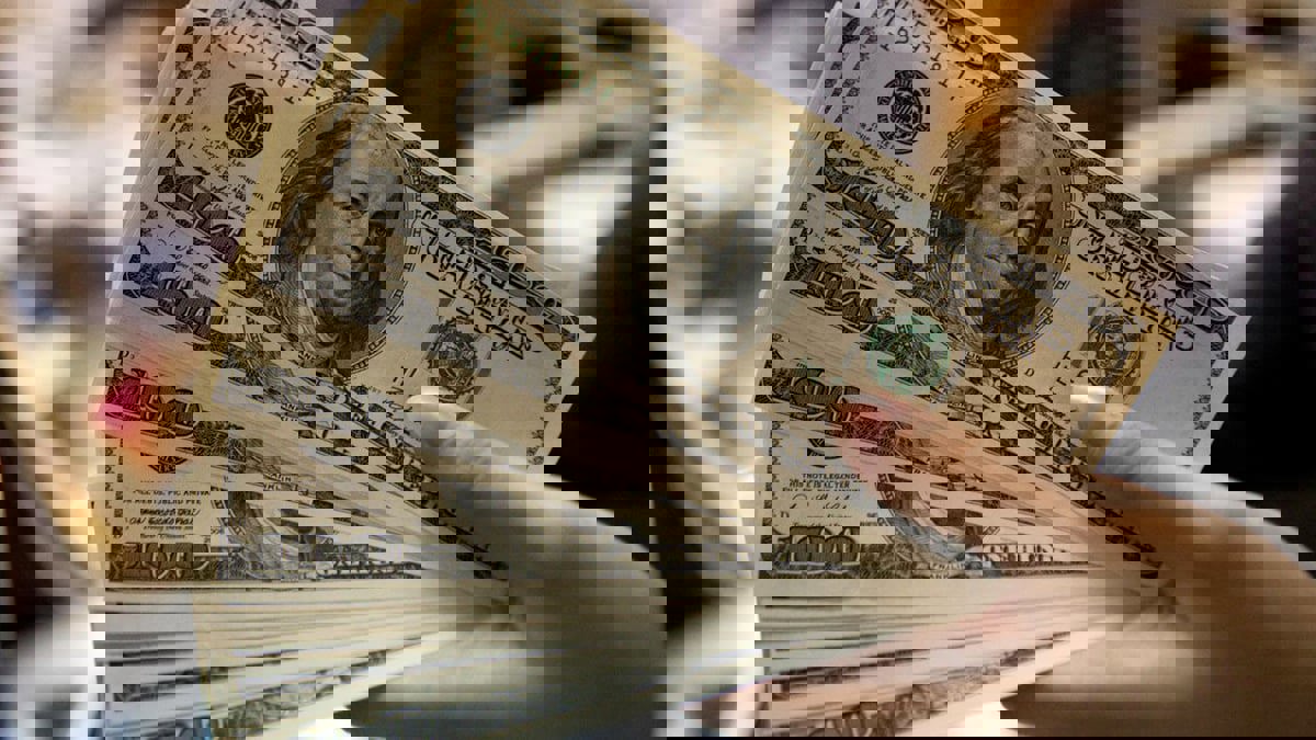 الدولار القوي.. 10 أسباب توضح لماذا ينبغي لك أن تهتم به